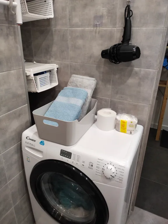 Студия с видом на поля и оранжевый закат