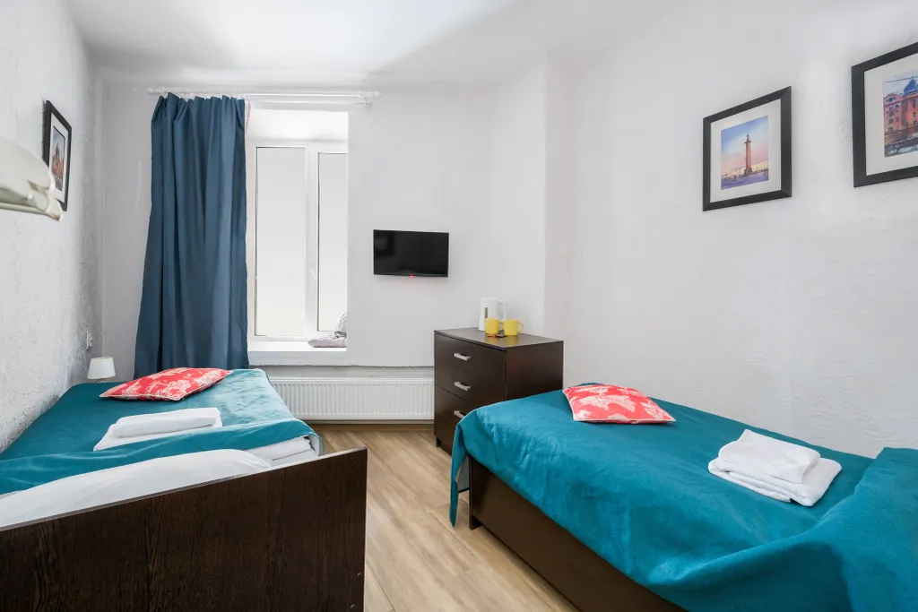 Комната-эконом со своим санузлом и двумя кроватями у зоопарка