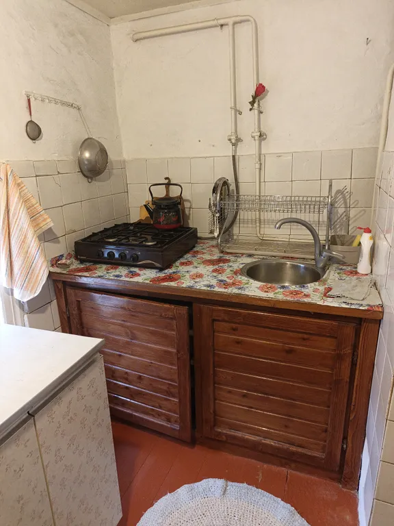 Деревенская изба на тихой улочке