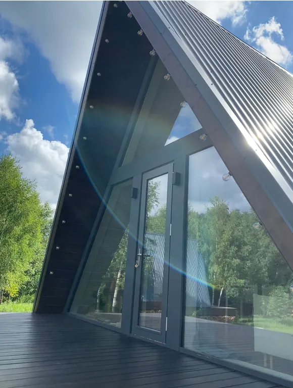 Уникальный треугольный дом в лесу Sky