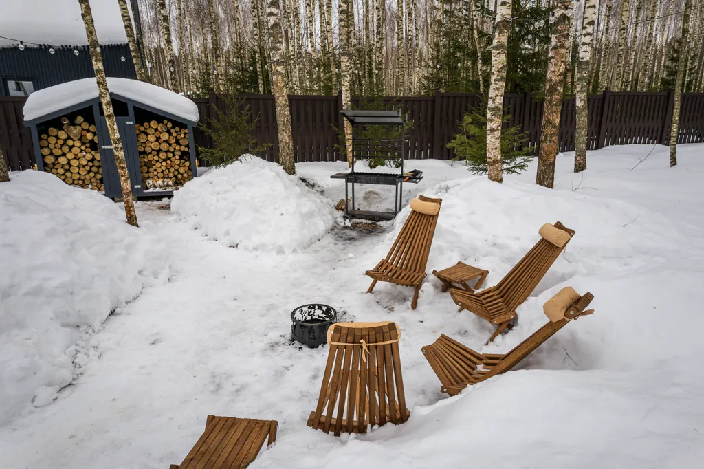 Новый панорамный дом с лесом на участке
