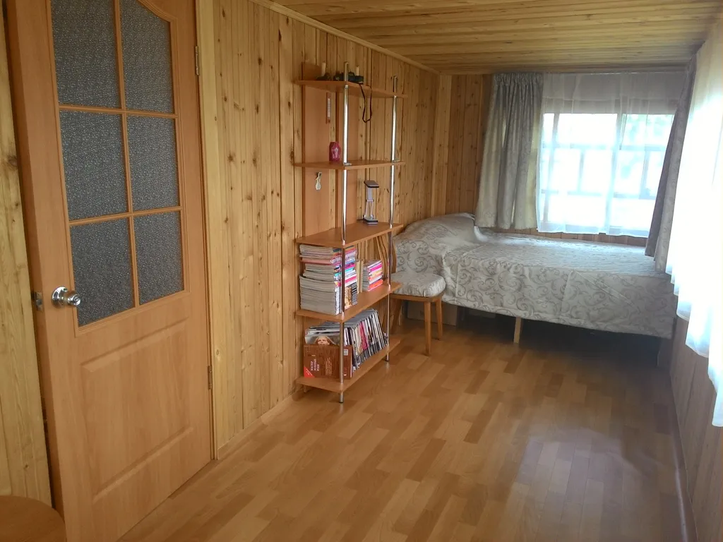 Дом на берегу с баней и лодкой