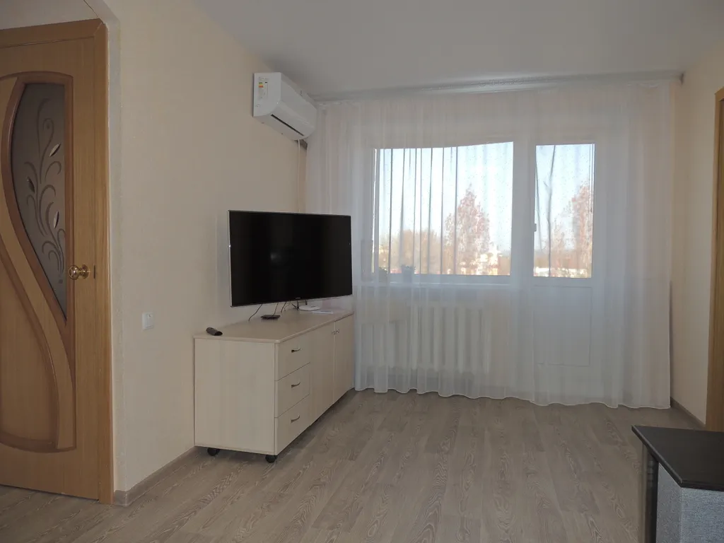 Уютно, возле набережной, вид на реку Волга