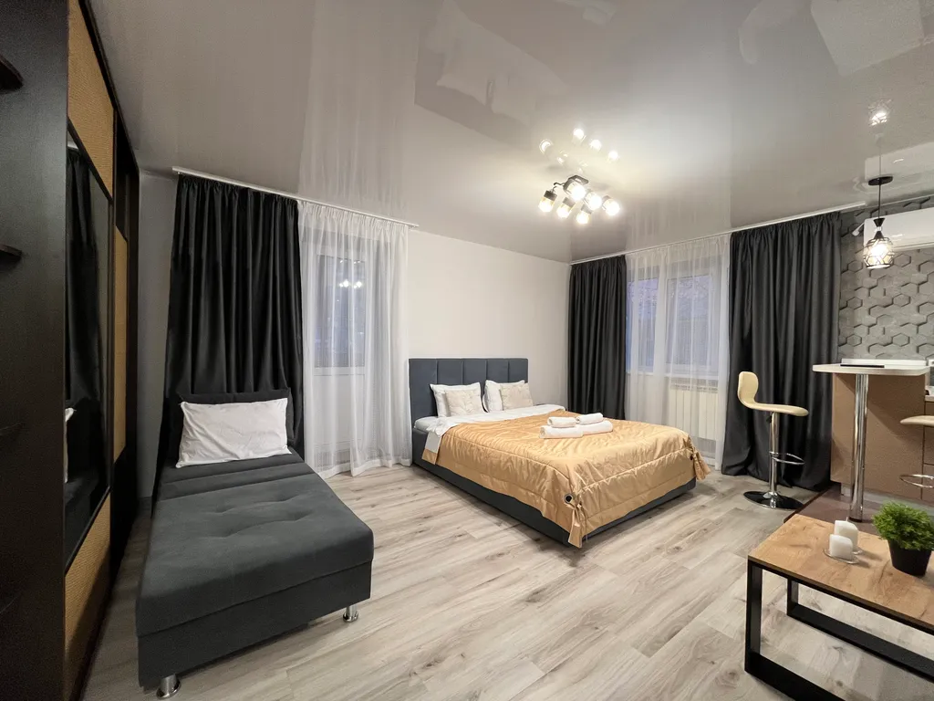 Дизайнерская студия с большим телевизором со смарт-тв