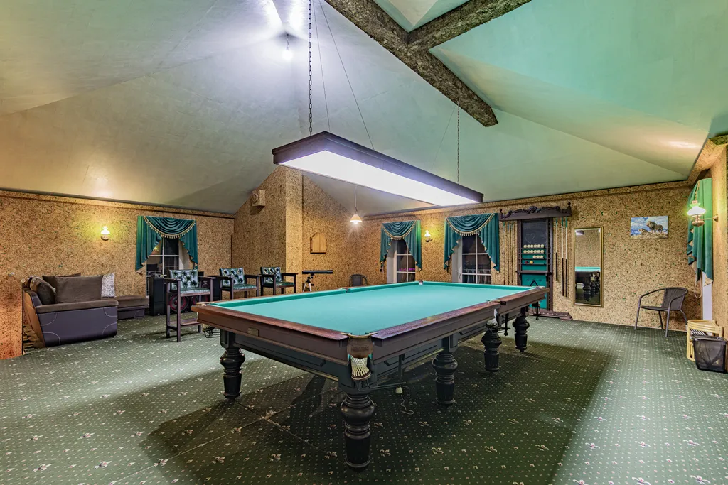 Просторный коттедж с бильярдом и сауной