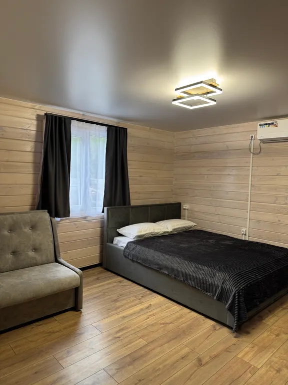 Уютный дом у реки