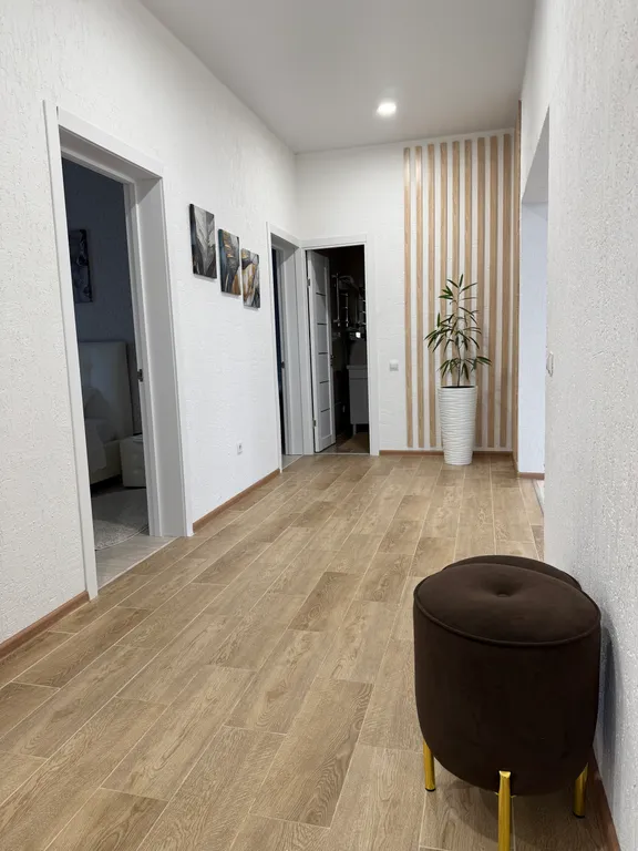 Дом на берегу реки с баней