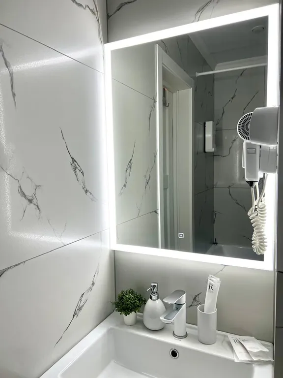 Стильный белоснежный апартамент в центре города, бесконтактный заезд