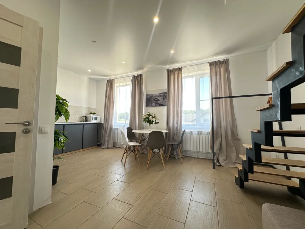 Двухэтажные апартаменты с балконом Столица 2313