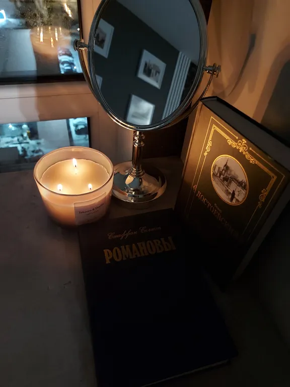 Студия с барной стойкой у окна