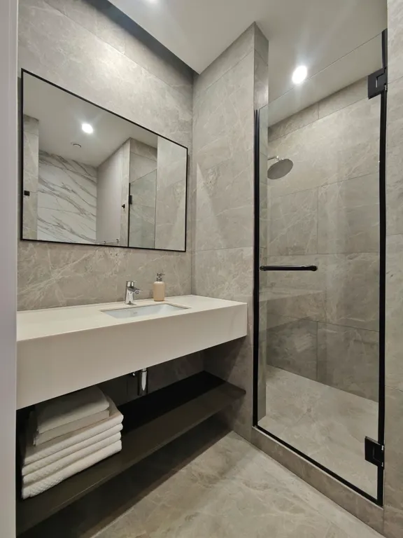 Скалистый берег с панорамным видом на море