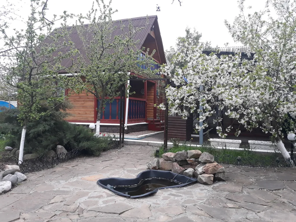 Дом с баней на территории частного домовладения