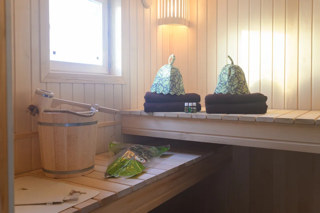 Дом с камином, баней и чаном в лесу у озера