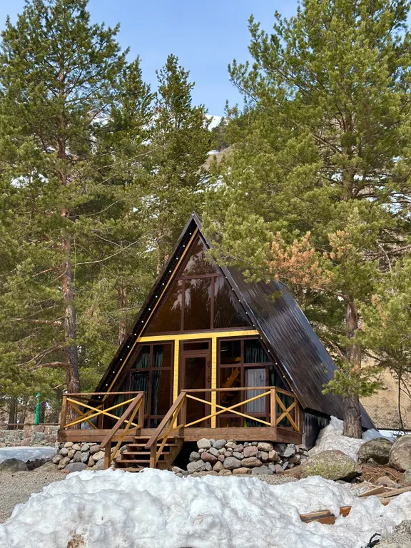 Уютный домик в сосновом бору с видом на горы