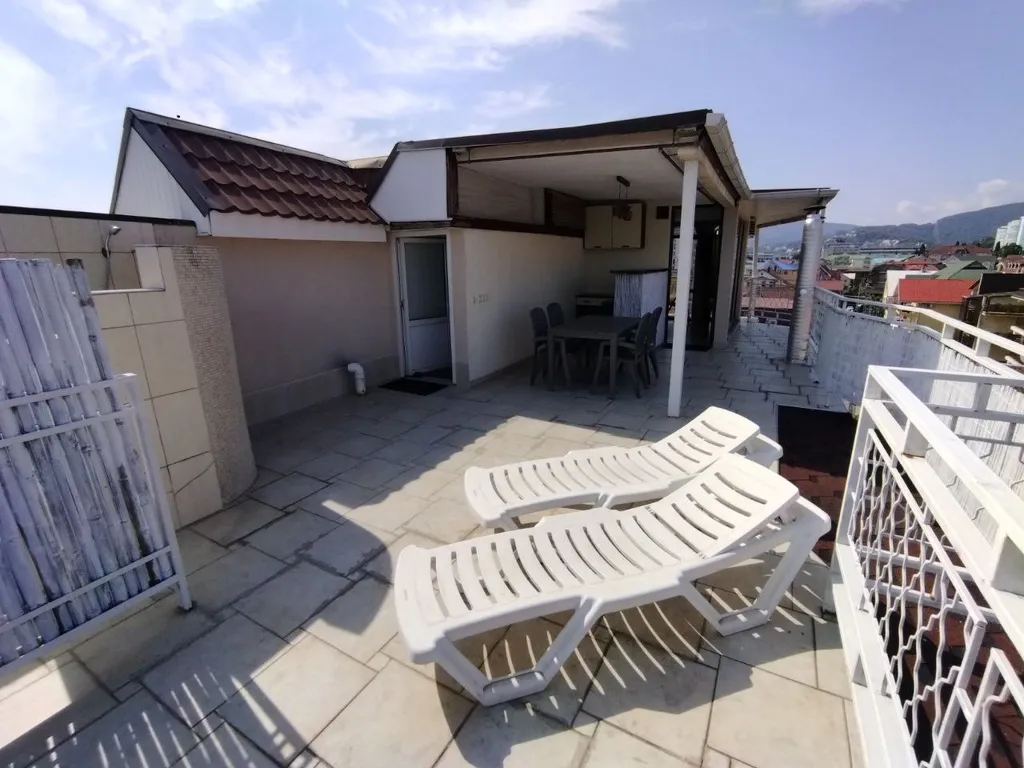 Трехуровневая 3-к квартира с террасой, у моря