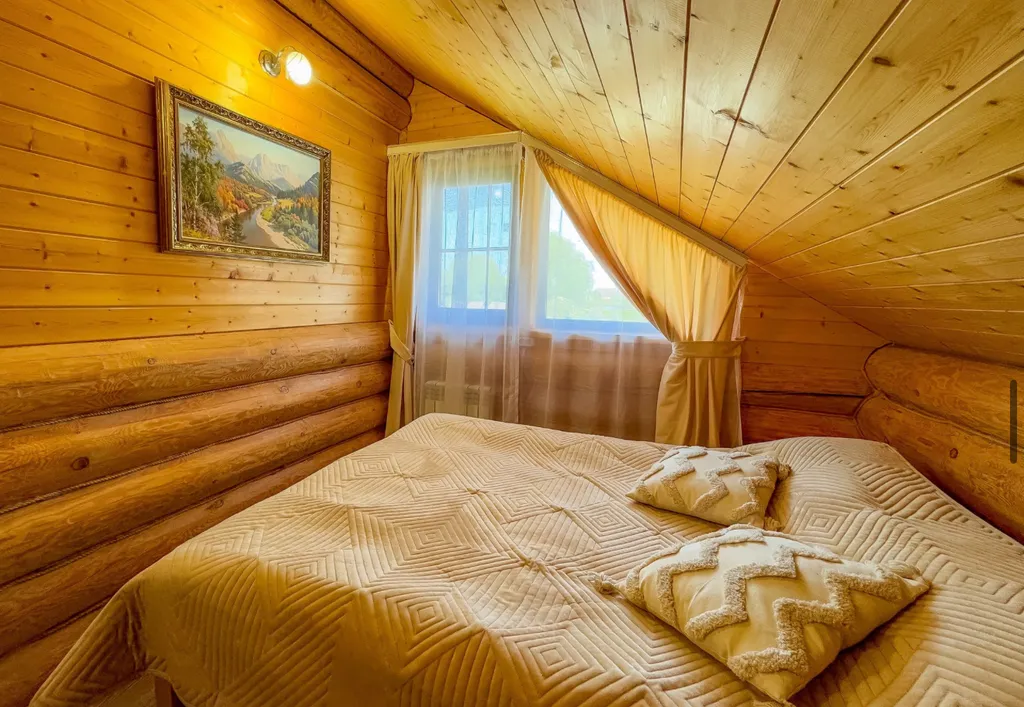 Уютный деревянный дом рядом с живописным озером