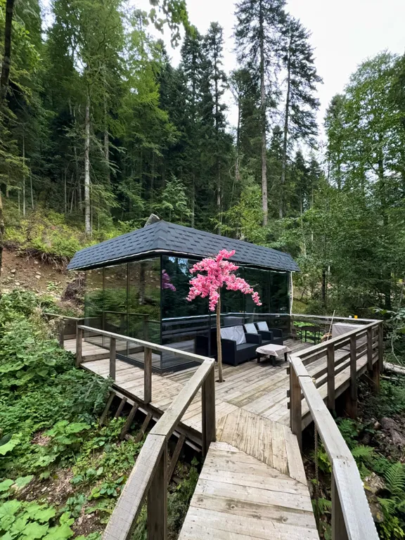 Стеклянный домик в сердце Домбая