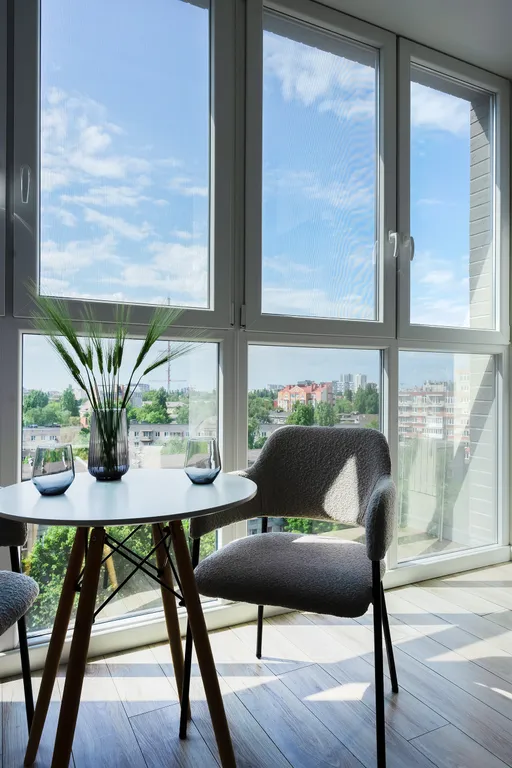 Квартира Квартира Уютная студия Серая с панорамными окнами и балконом в центре — Калининград