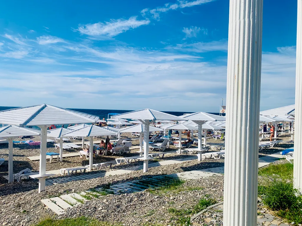 Элитная квартира с панорамным окнами витражами с видом на море