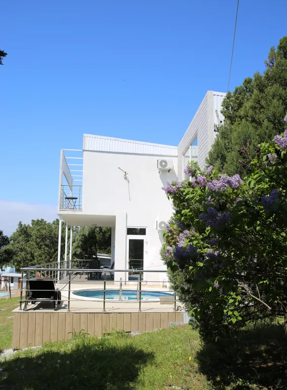 Коттедж для семьи с видом на море и собственным бассейном