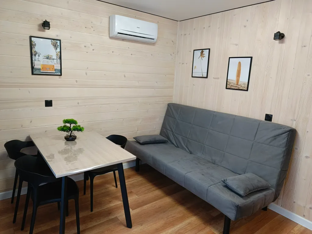 Новый гостевой дом с бассейном у моря Прилив