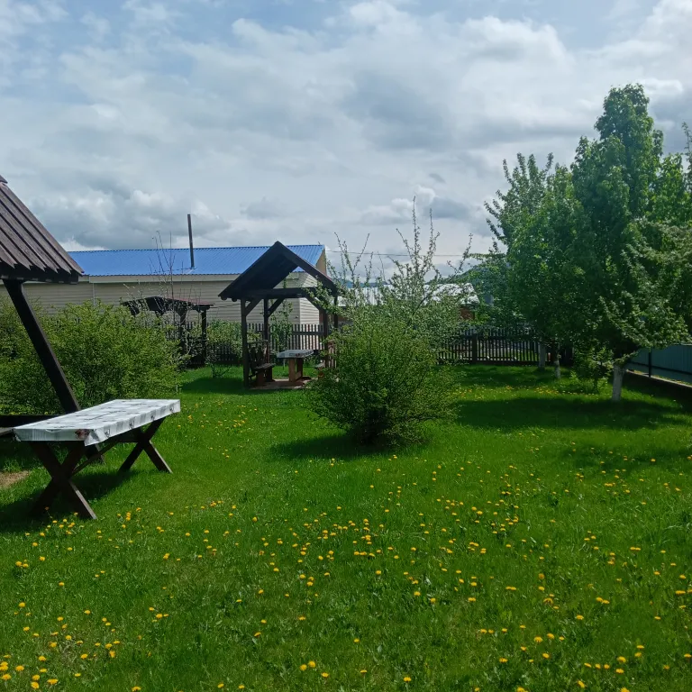 Уютный дом в саду