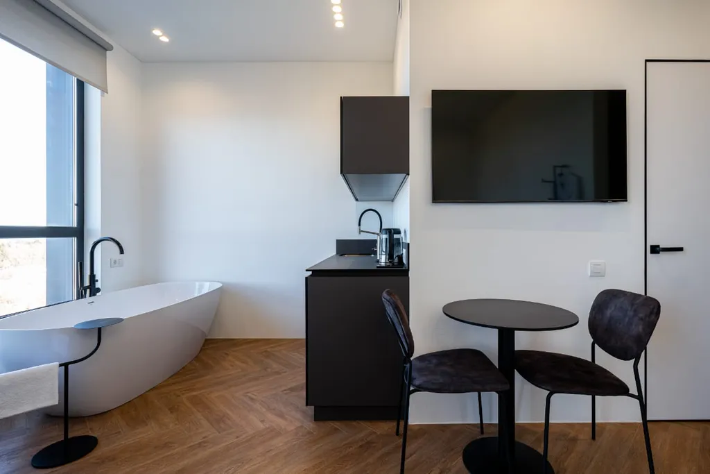 Апартаменты с ванной у окна и видом на море