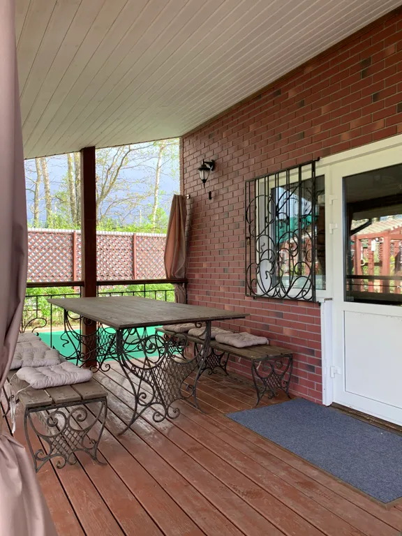 Дом у пруда