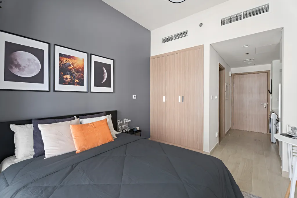 Уютная студия с балконом в Azizi Riviera