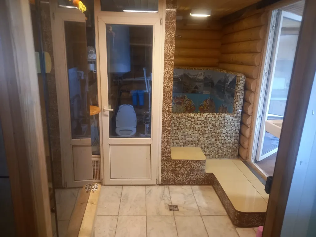 Дом с баней в лесу возле храма и озера