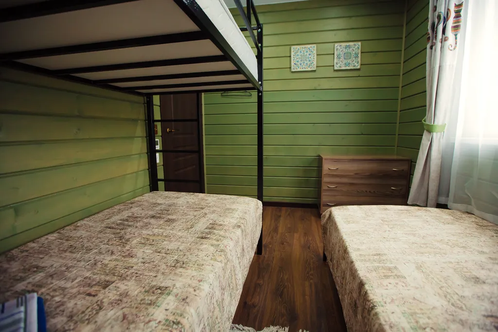 Коттедж в стиле итальянского деревенского дома с видом на озеро