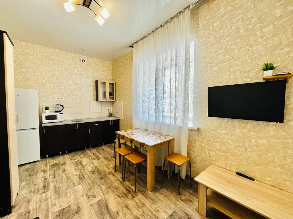 Однокомнатная квартира с диваном и тв на кухне