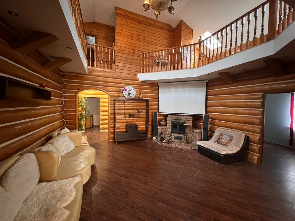 Деревянный коттедж с баней на берегу реки