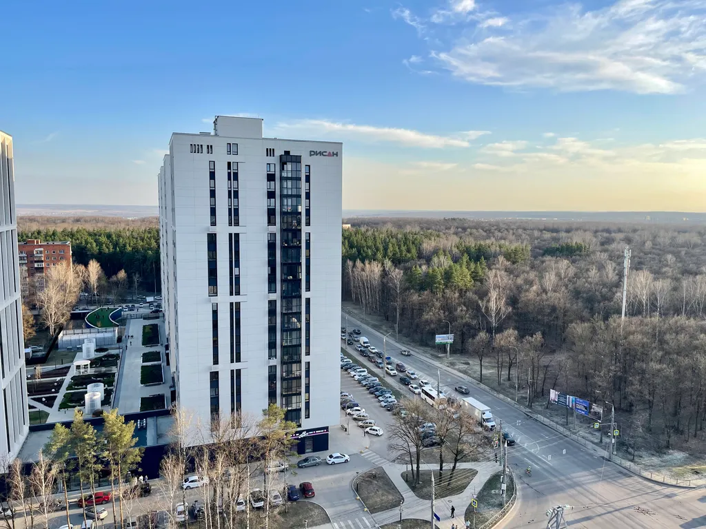 Новая квартира с кроватью возле панорамного окна, высокий этаж