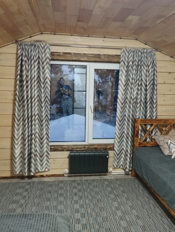 2х этажный коттедж, в зимнем лесу на берегу реки