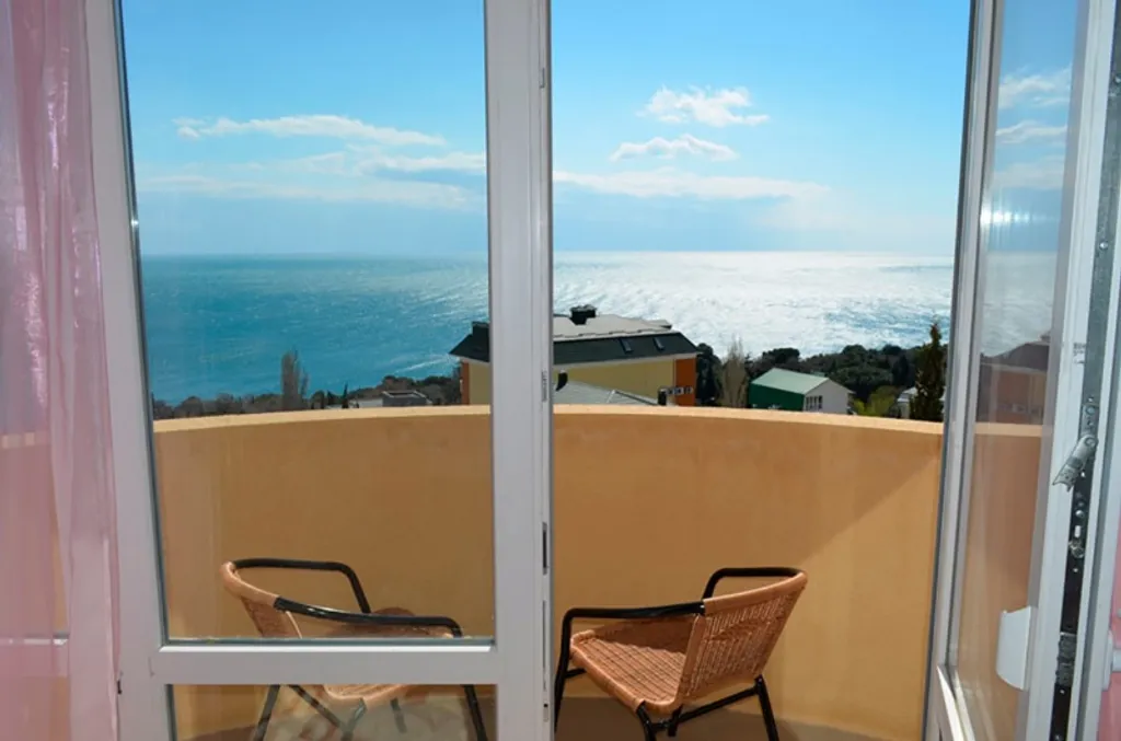 Видовая Квартира-студия на двоих с балконом у моря в Мисхоре