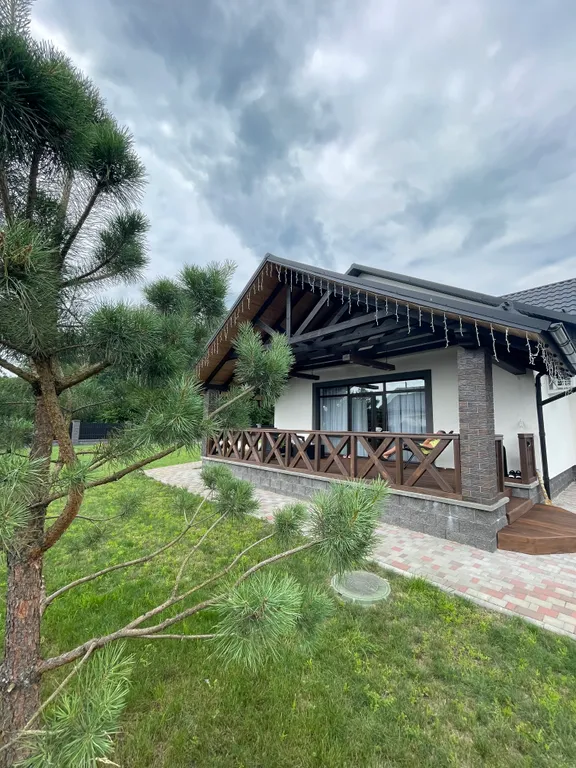 Коттедж для отдыха вблизи леса, с отдельной территорией и баней