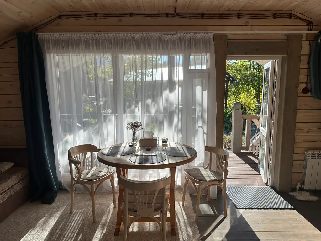 Уютный дом на берегу озера