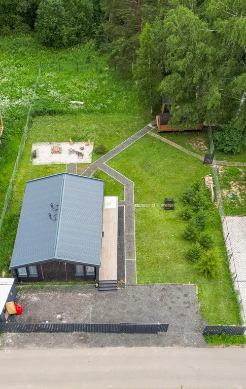 Современный дом с баней в лесу