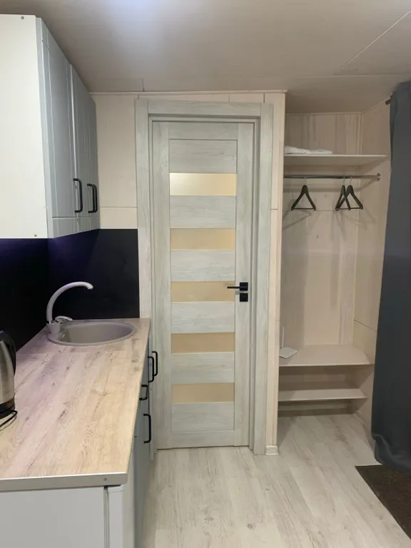 Уютный лесной домик на берегу ручья с выходом в лес