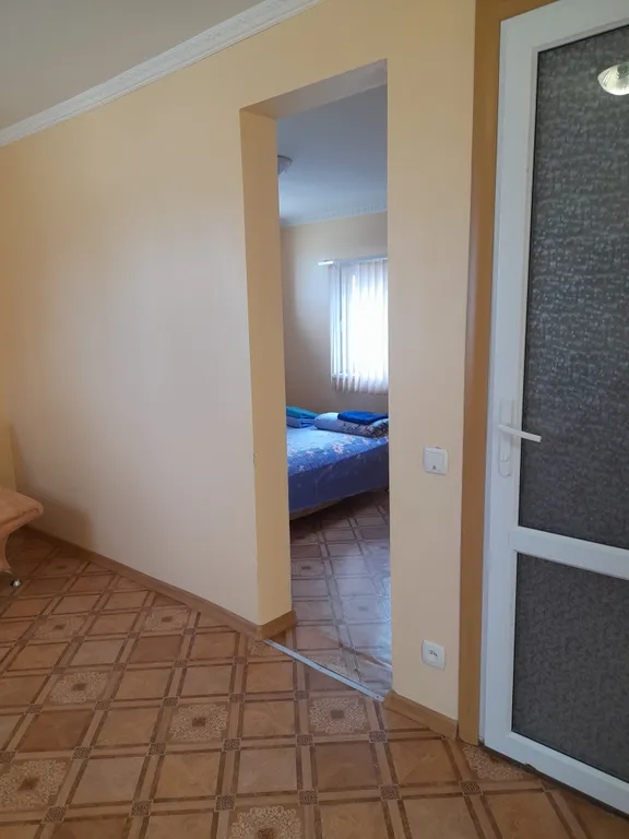 Уютная комната со стоянкой для автомобиля