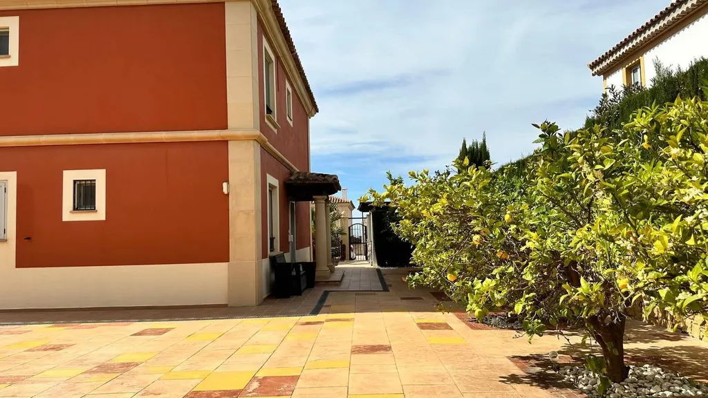 Уютная Семейная Вилла с открытым бассейном