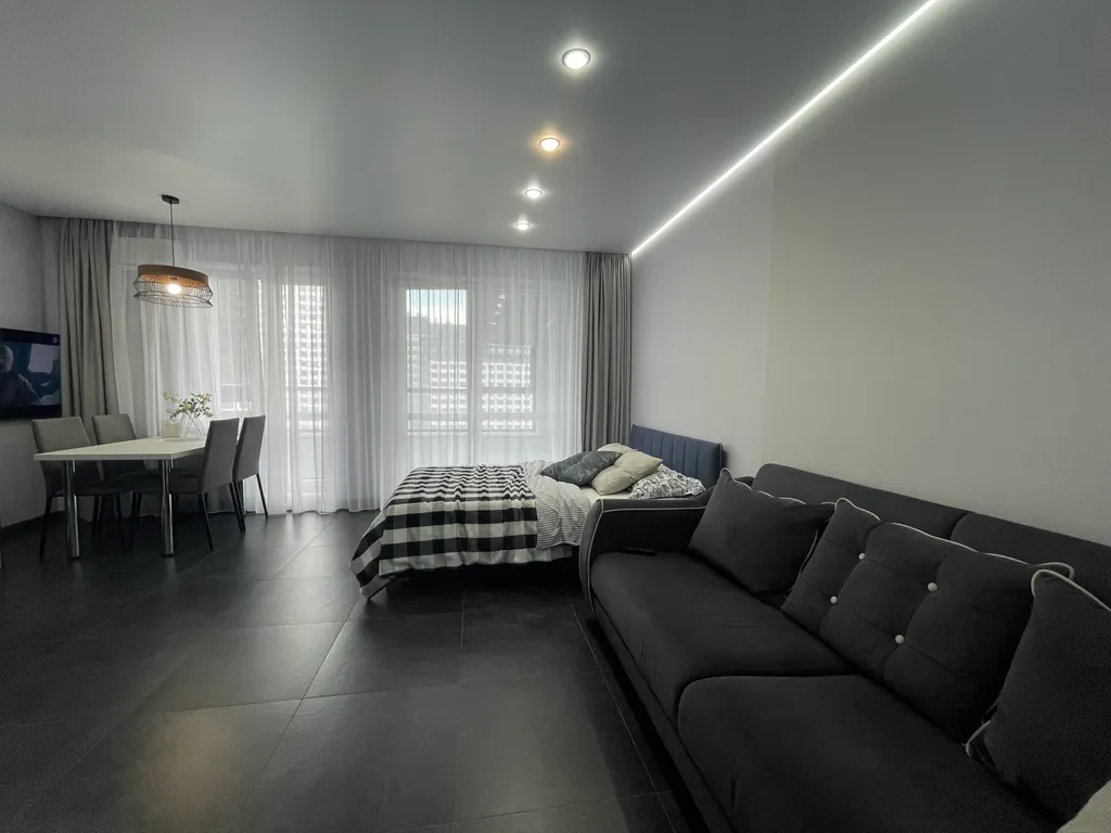 Просторная уютная студия с панорамным остеклением в тихий двор