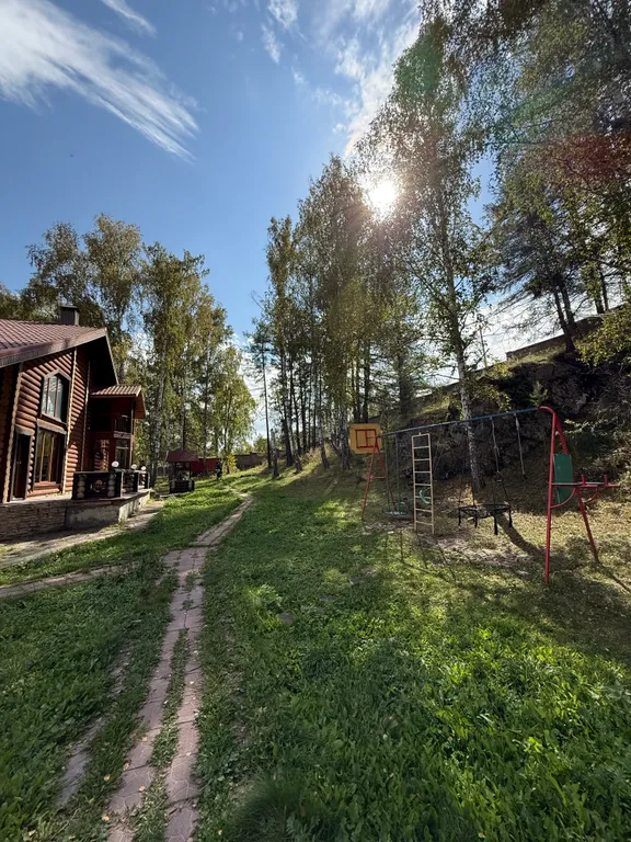 Уютный дом с камином в центре