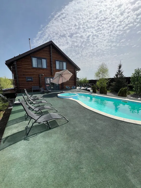 Большой дом с баней, бассейном и видом на озеро