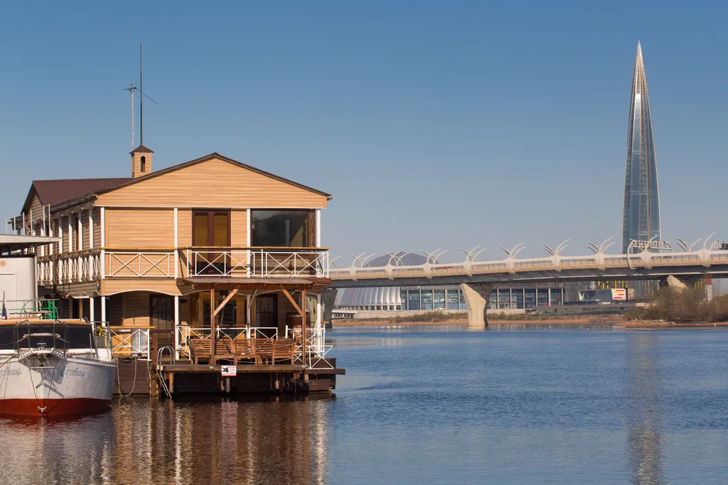Дом на воде Nevo у берега Крестовского острова