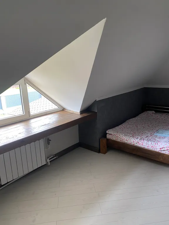 Деревенский дом с баней и террасой на берегу водоема