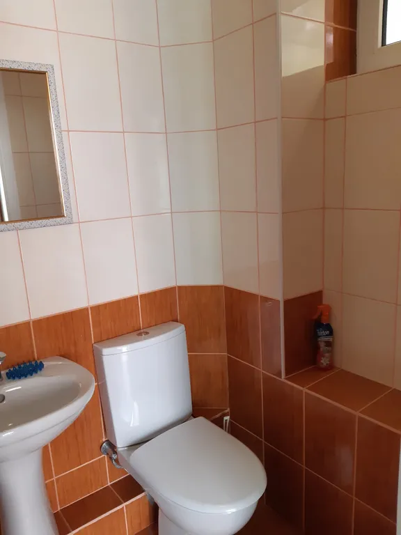 Двух комнатный номер с двумя двух спальными кроватями с видом на город