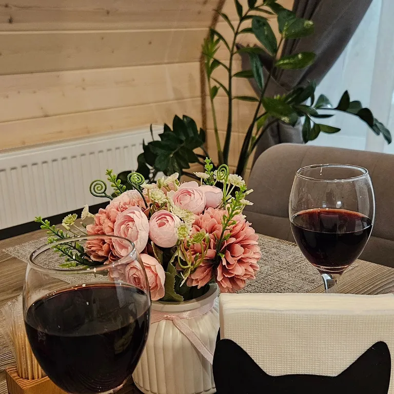 Красивый дом с видом на лес