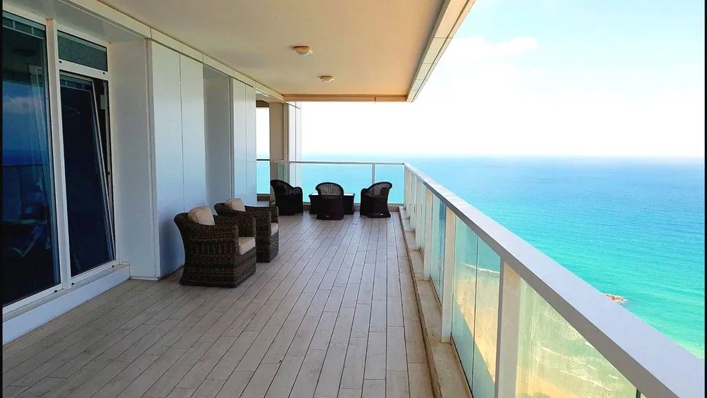 Пентхаус на берегу моря